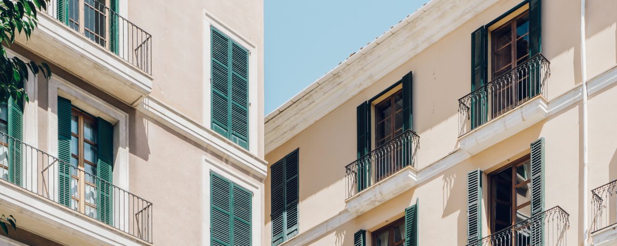 primer-plano-de-la-fachada-de-dos-edificios