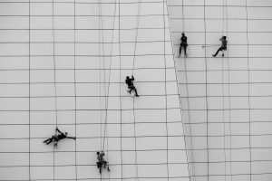 gente-limpiando-el-edificio