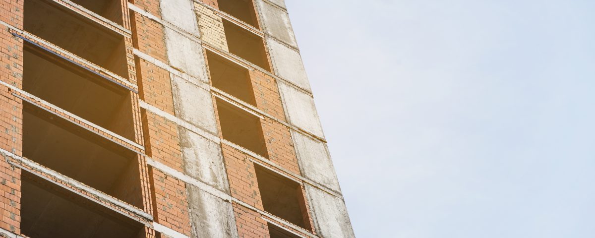 nuevo-edificio-moderno-en-el-sitio