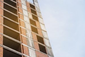 nuevo-edificio-moderno-en-el-sitio