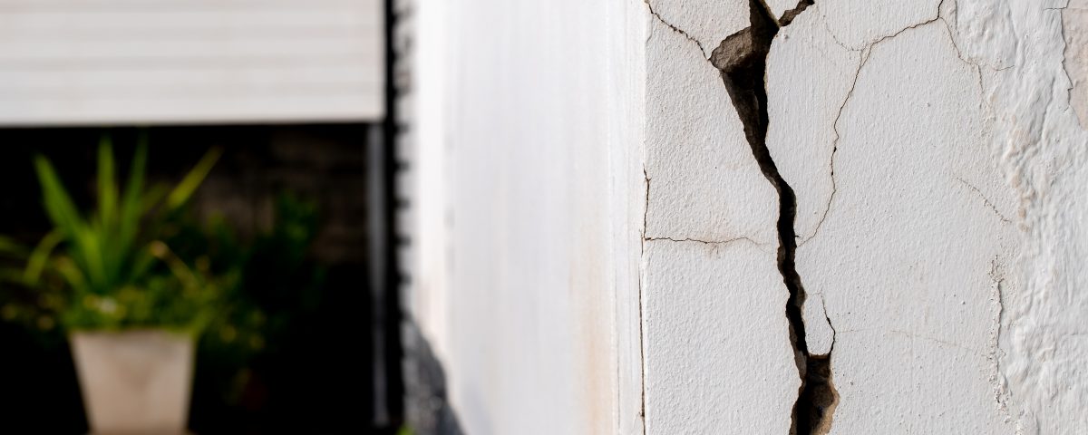 pared-de-hormigon-agrietada-pared-rota-en-la-esquina-exterior-de-cemento-que-se-produjo-con-el-terremoto-y-el-suelo-colapsado