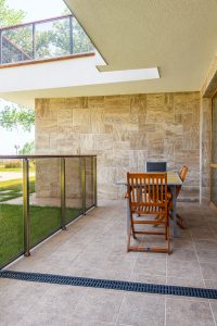 sillas-y-mesas-vacias-en-casa (2)