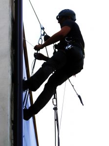 un-hombre-esta-subiendo-una-escalera-que-tiene-el-numero-5-en-el