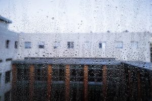 efecto-de-lluvia-sobre-fondo-urbano