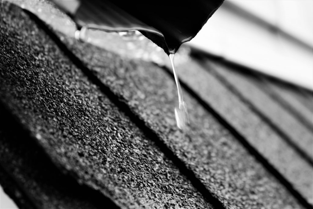 primer plano de agua goteando desde el metal